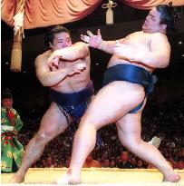 Tochiazuma beats Tamakasuga in Kyushu sumo